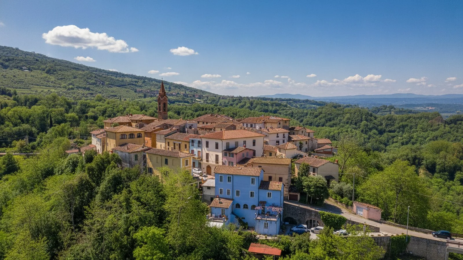 Un borgo affacciato sulla valle dell'Arno tra i boschi
