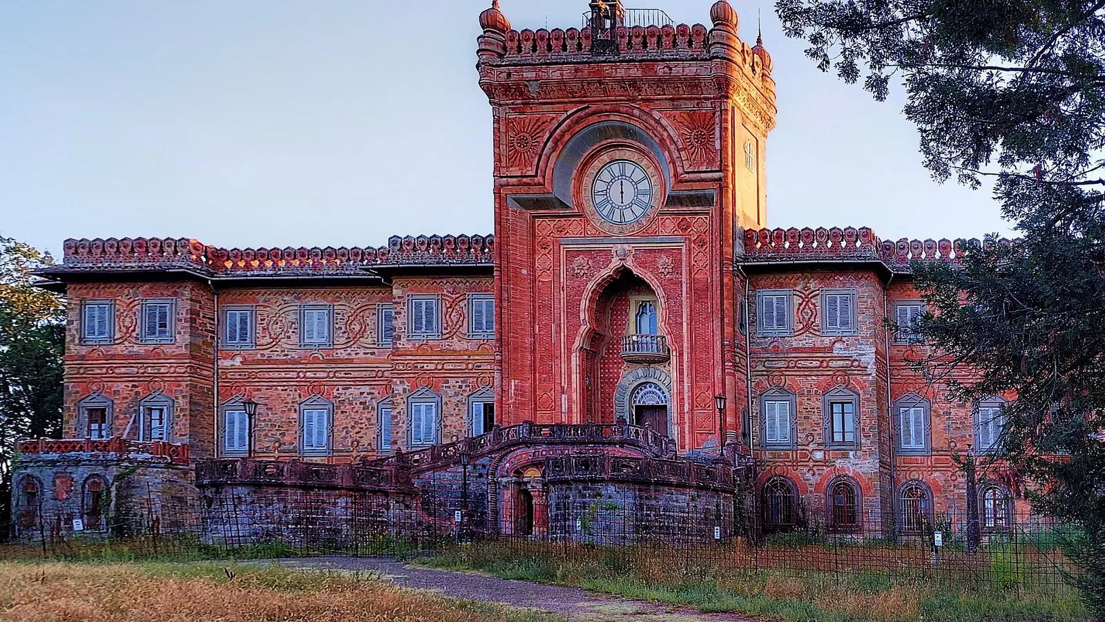 La facciata orientalista del Castello di Sammezzano a Leccio di Reggello